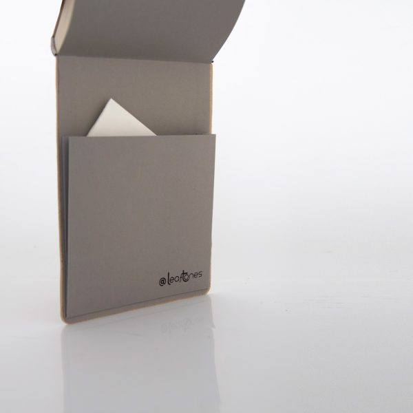 Bolsillo interno de libreta abierta de la marca Leaftones creada por Diana Herrera Design